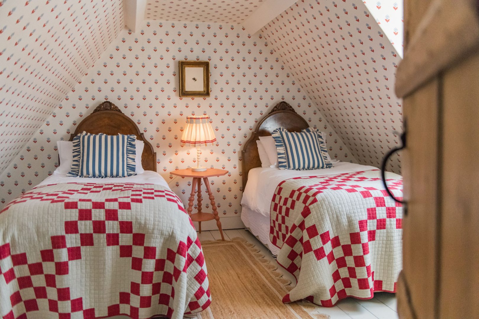 Twin bedroom at Rogue's Cottage, Deal