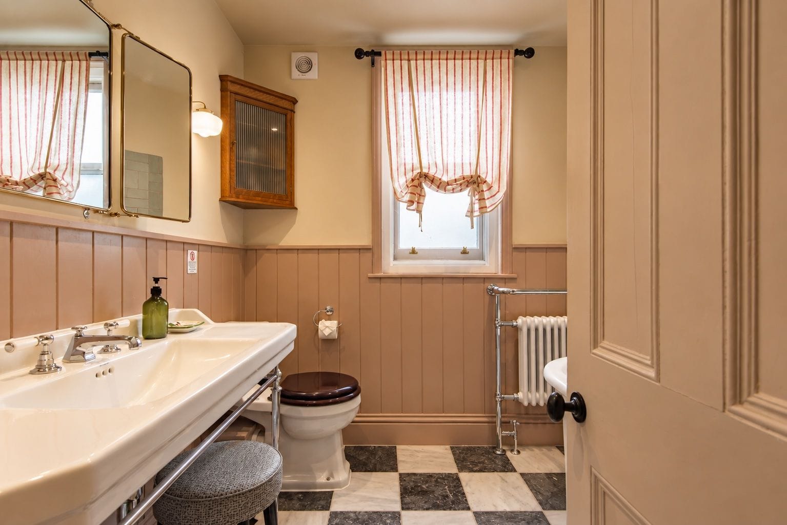 Ivy House image